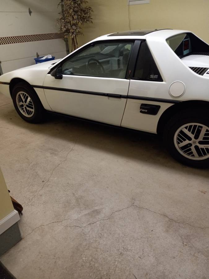 Pontiac-Fiero-se-1985-1