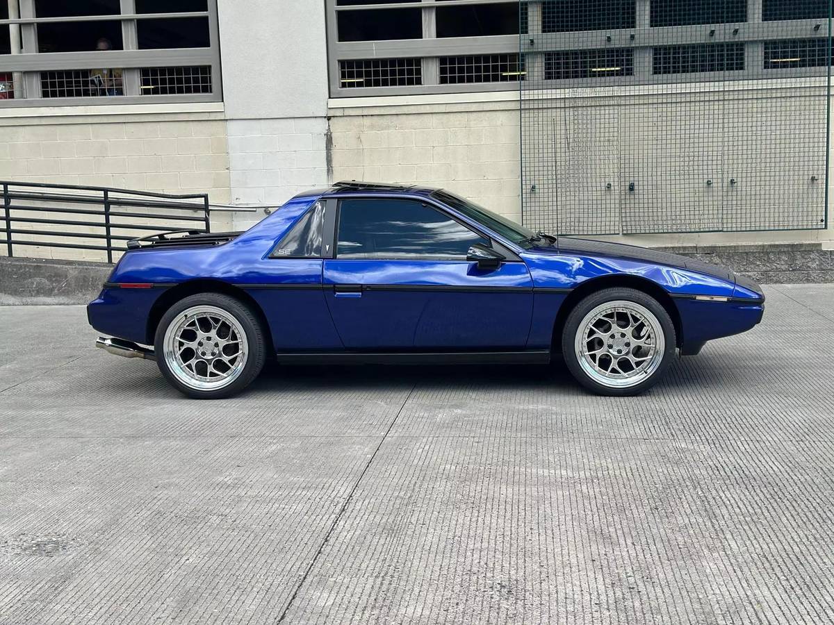 Pontiac-Fiero-se-1985