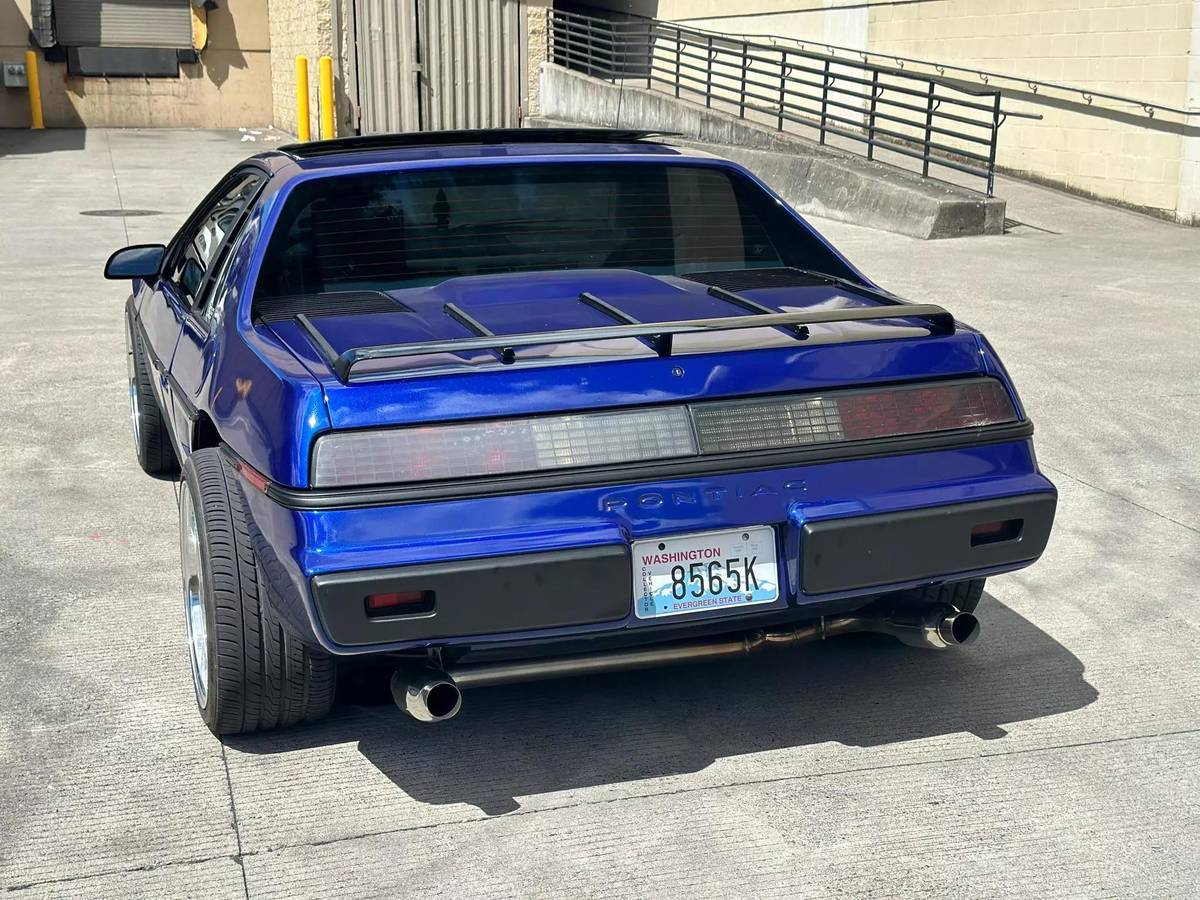 Pontiac-Fiero-se-1985-18