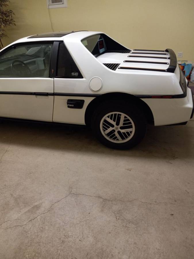 Pontiac-Fiero-se-1985-2