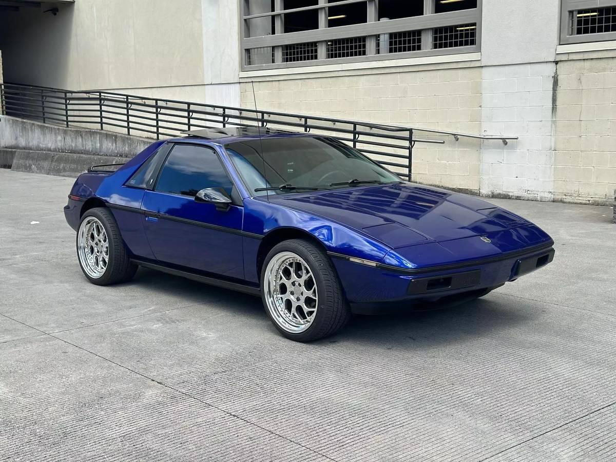 Pontiac-Fiero-se-1985-3