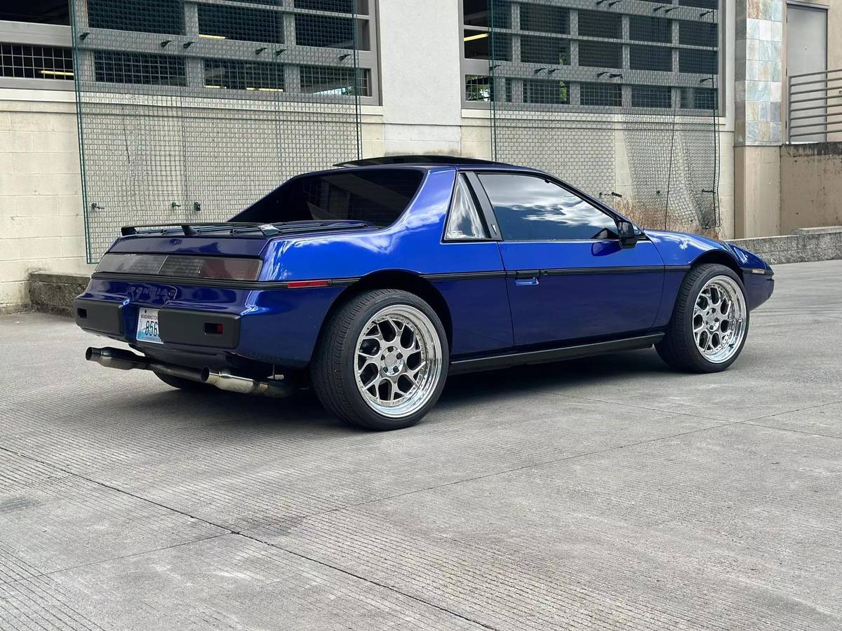 Pontiac-Fiero-se-1985-4