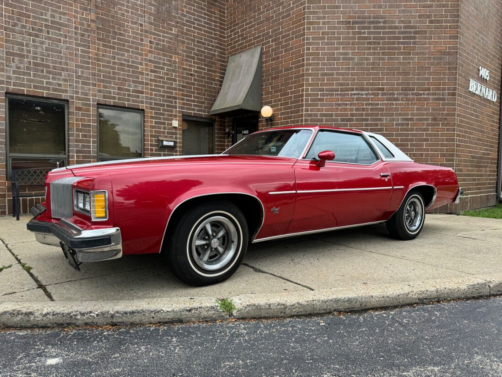 Pontiac-Grand-Prix-1976-1