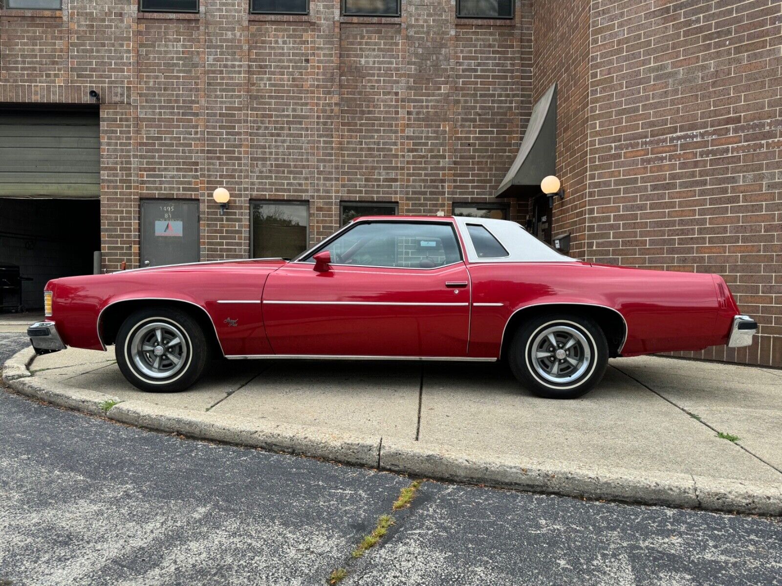 Pontiac-Grand-Prix-1976-2