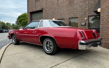 Pontiac-Grand-Prix-1976-3