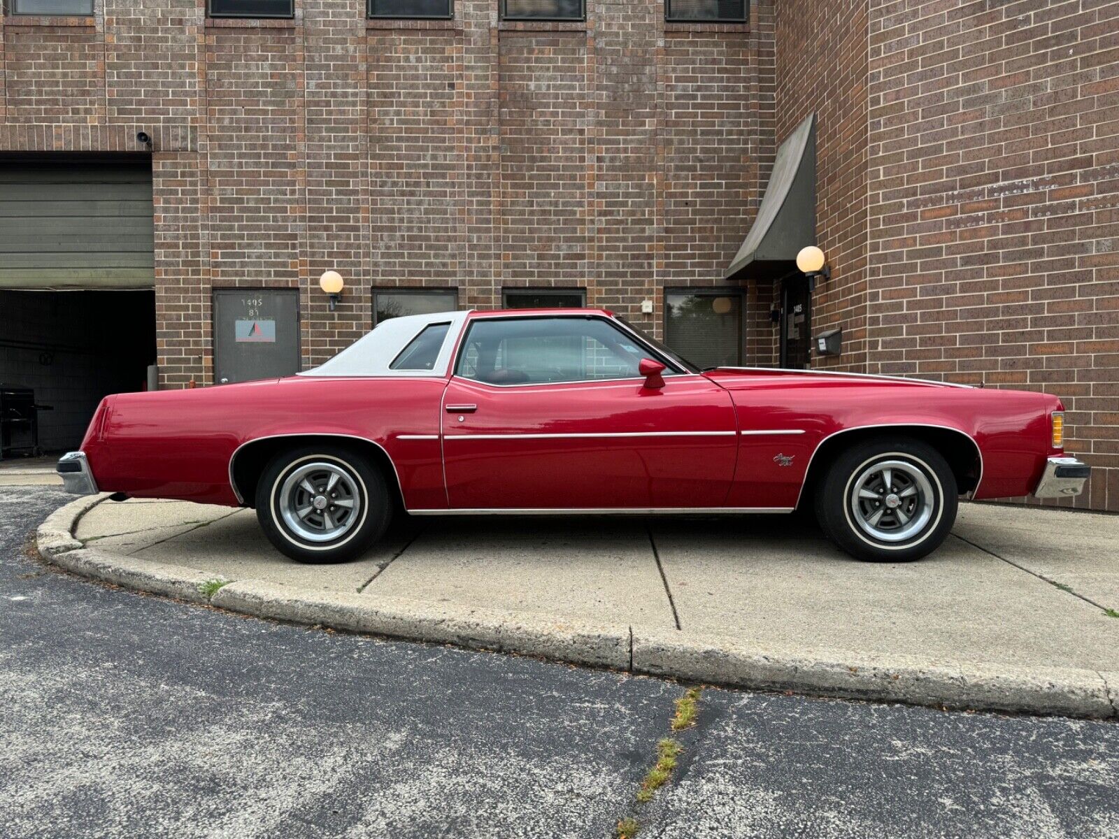 Pontiac-Grand-Prix-1976-9