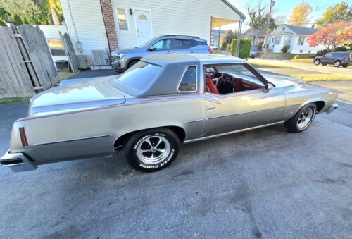 Pontiac-Grand-Prix-Coupe-1977-11