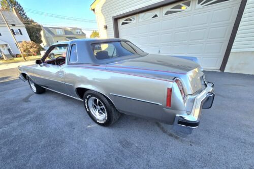 Pontiac-Grand-Prix-Coupe-1977-4