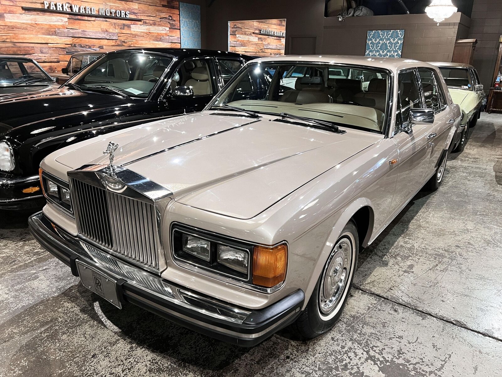 Rolls-Royce-Silver-SpiritSpurDawn-1982-4