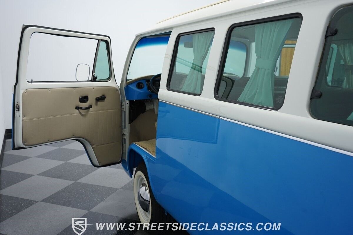 Volkswagen-BusVanagon-Van-1993-30