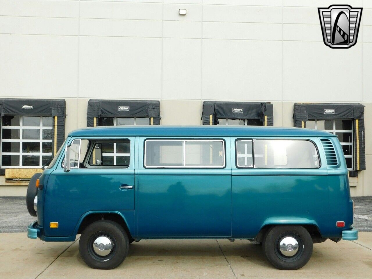 Volkswagen-Camper-Van-1974-4