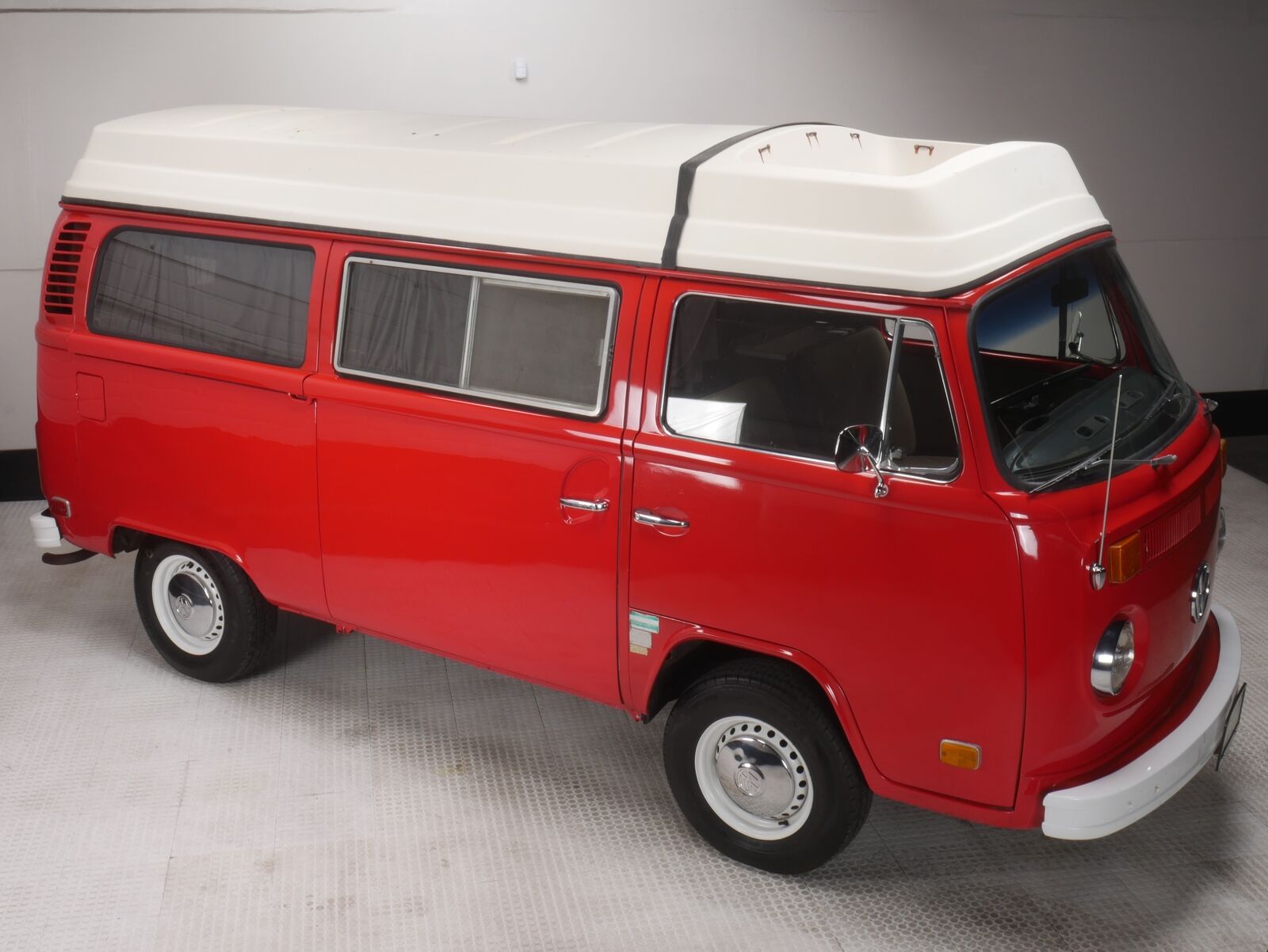 Volkswagen-T2B-Camper-Van-1973-1