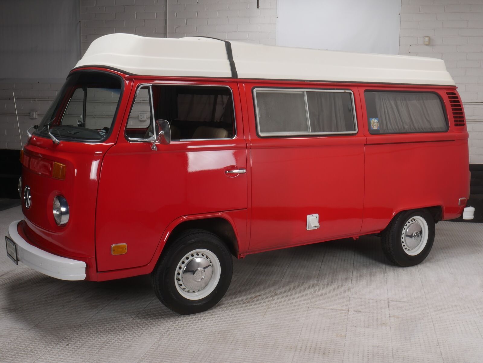 Volkswagen-T2B-Camper-Van-1973-7