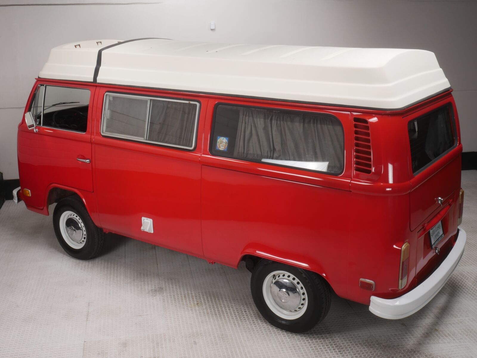 Volkswagen-T2B-Camper-Van-1973-8