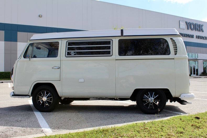 Volkswagen-Westfalia-Camper-1969-8