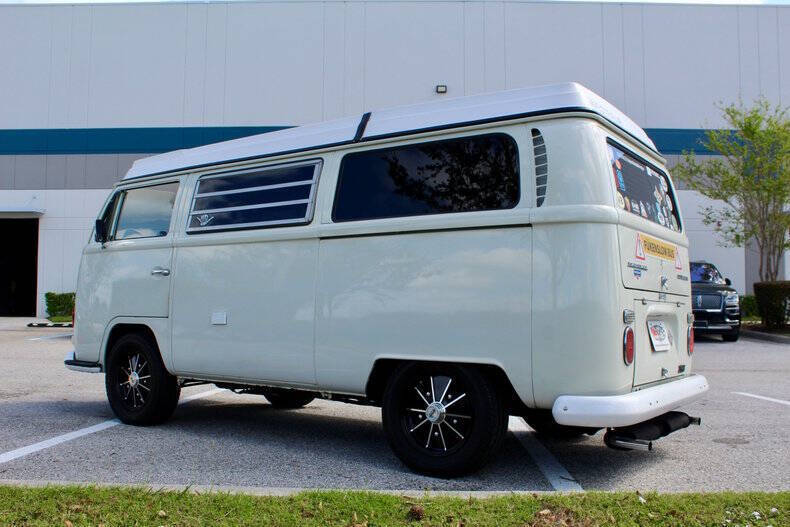 Volkswagen-Westfalia-Camper-1969-9