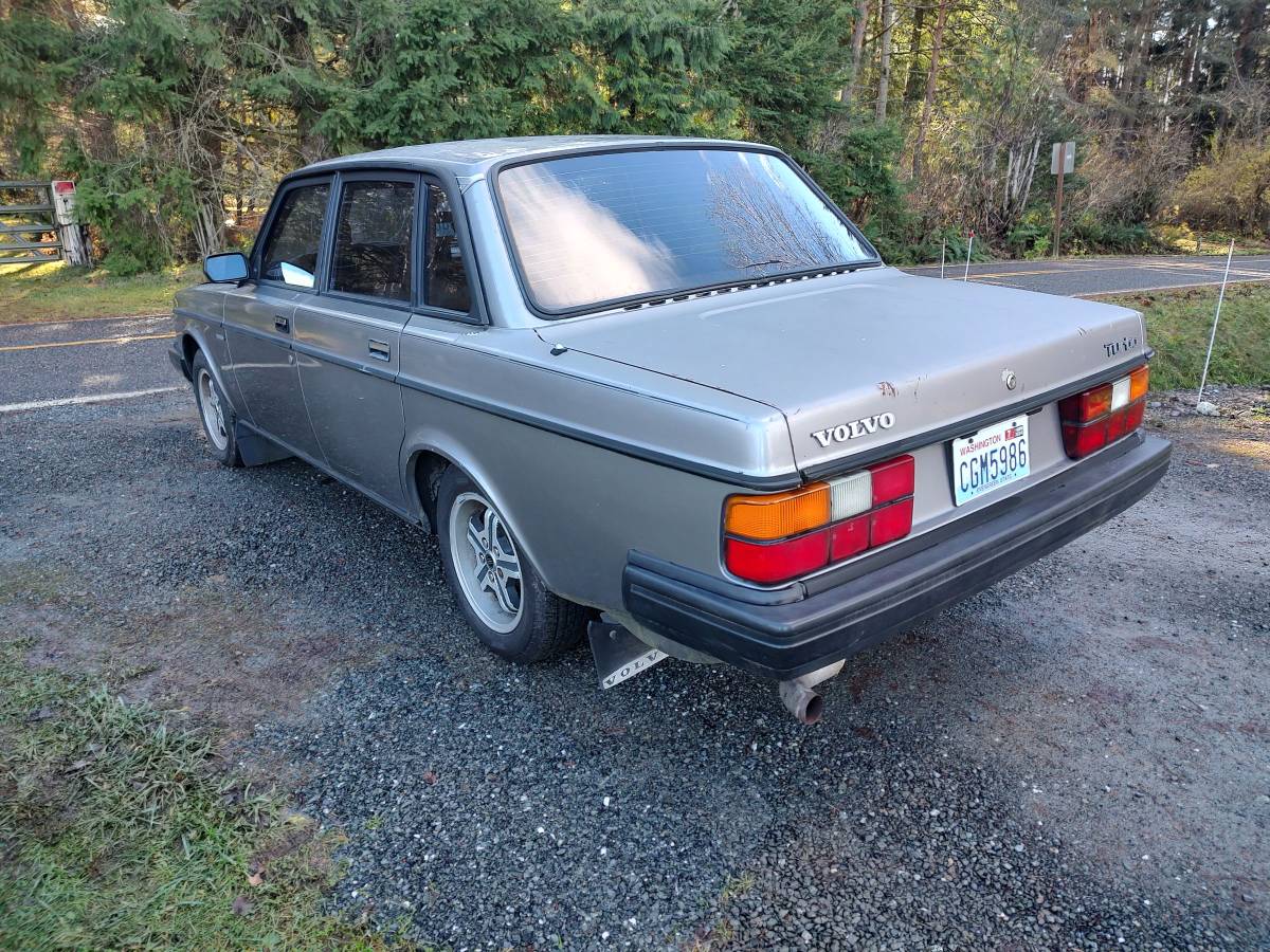 Volvo-240-turbo-1984-3