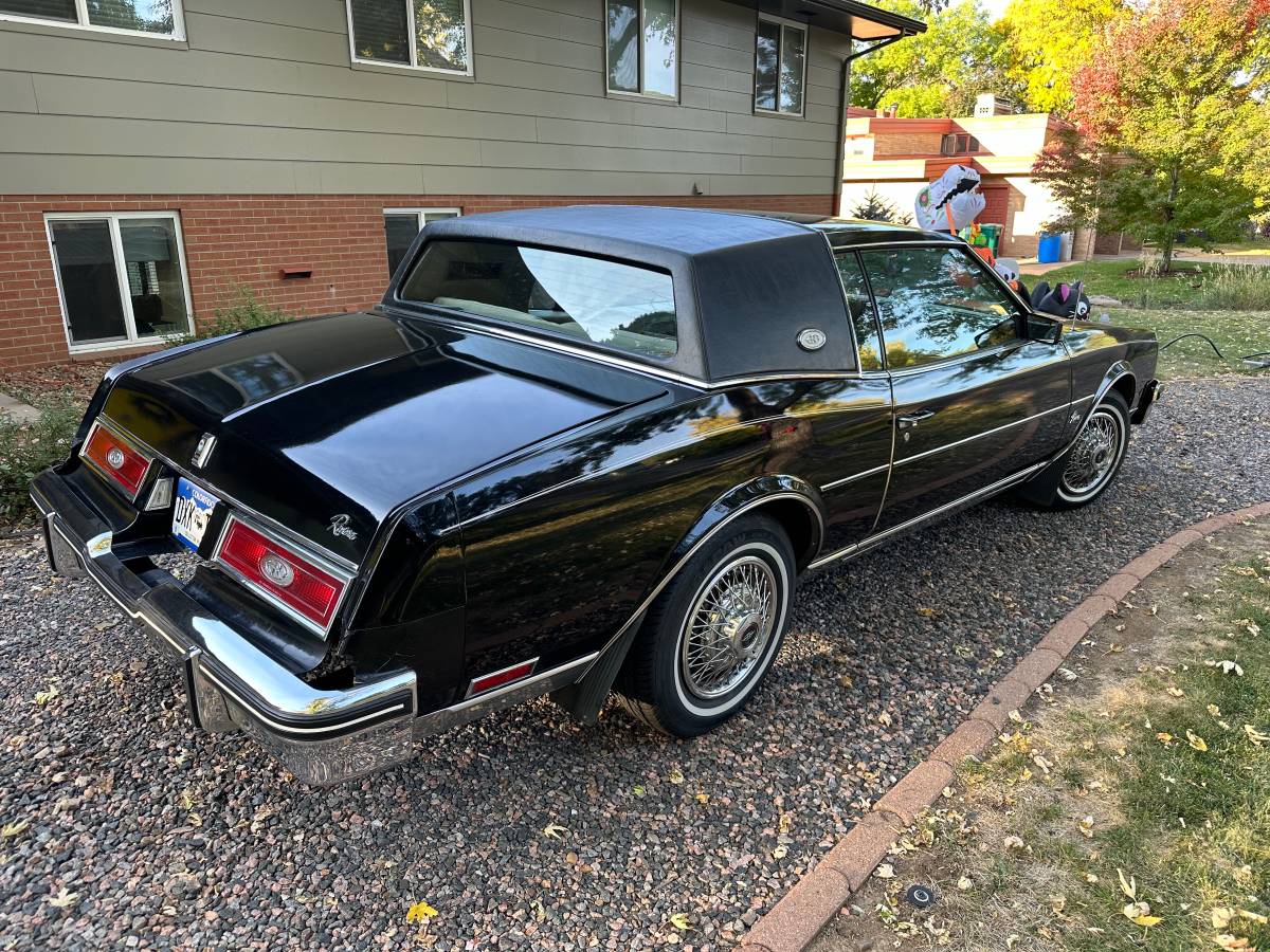 Buick-Riviera-1983-2