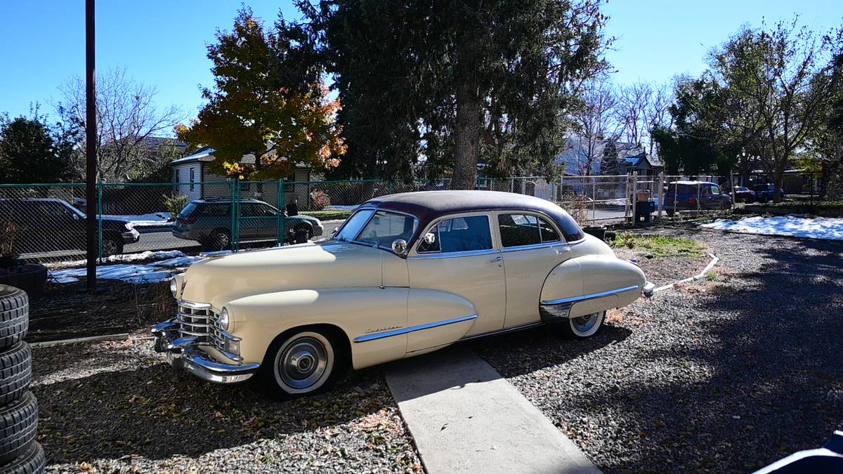 Cadillac-4-door-sedan-1947