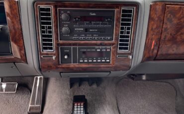 Cadillac-Brougham-Berline-1992-21