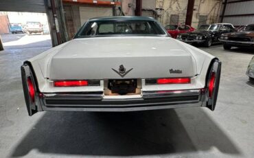 Cadillac-Coupe-deville-1976-6