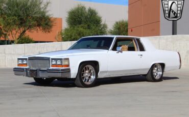 Cadillac-DeVille-1982-2