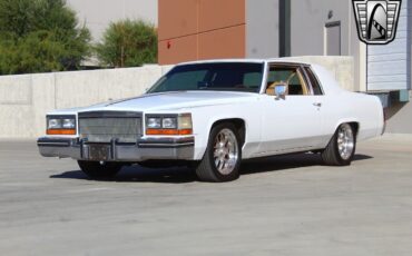 Cadillac-DeVille-1982-3