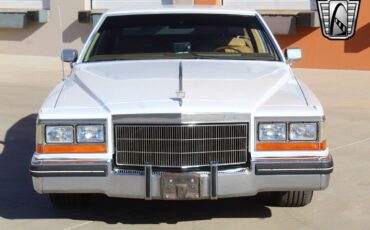 Cadillac-DeVille-1982-9