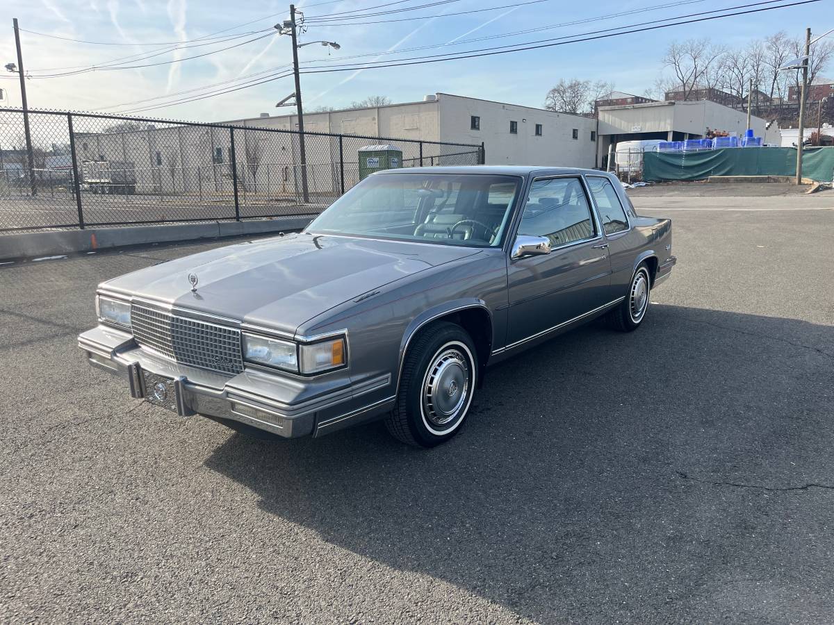 Cadillac-Deville-1988-23