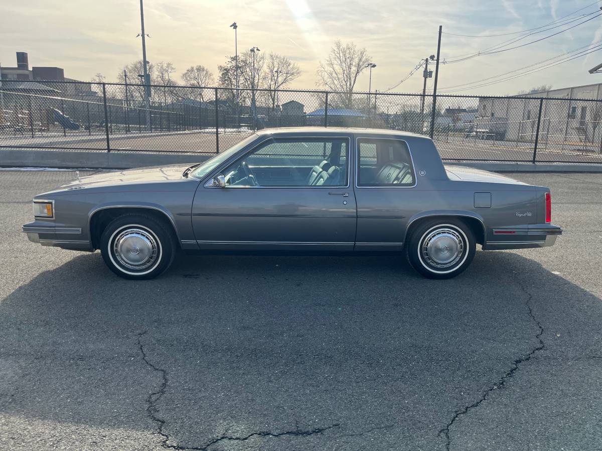 Cadillac-Deville-1988-3