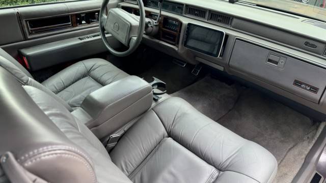 Cadillac-Deville-1992-15