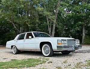 Cadillac-Fleetwood-1985-1