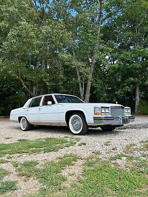 Cadillac-Fleetwood-1985-1