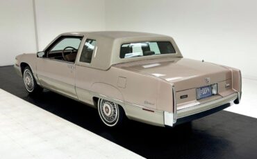 Cadillac-Fleetwood-1990-2