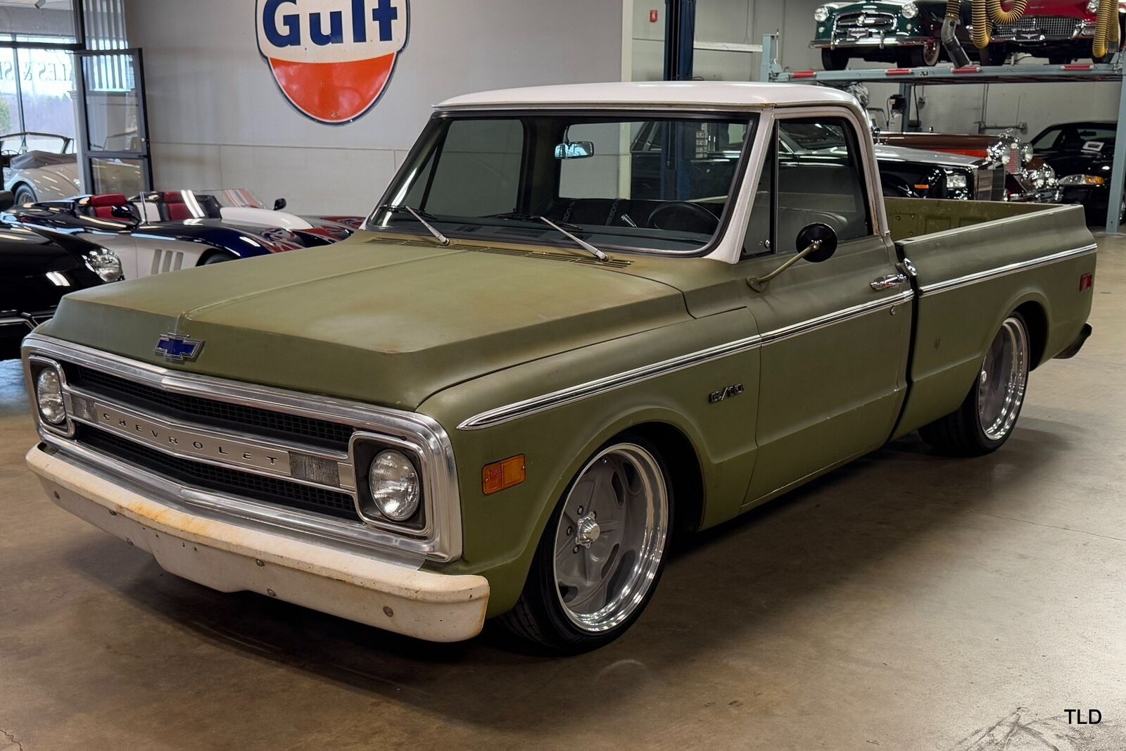 Chevrolet-C10-Custom-Pick-Up-1969-2