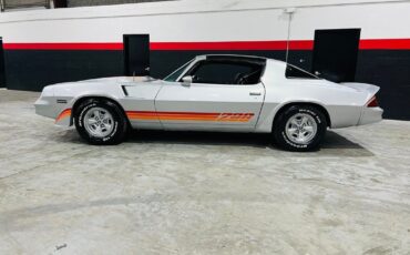 Chevrolet-Camaro-Coupe-1981-1