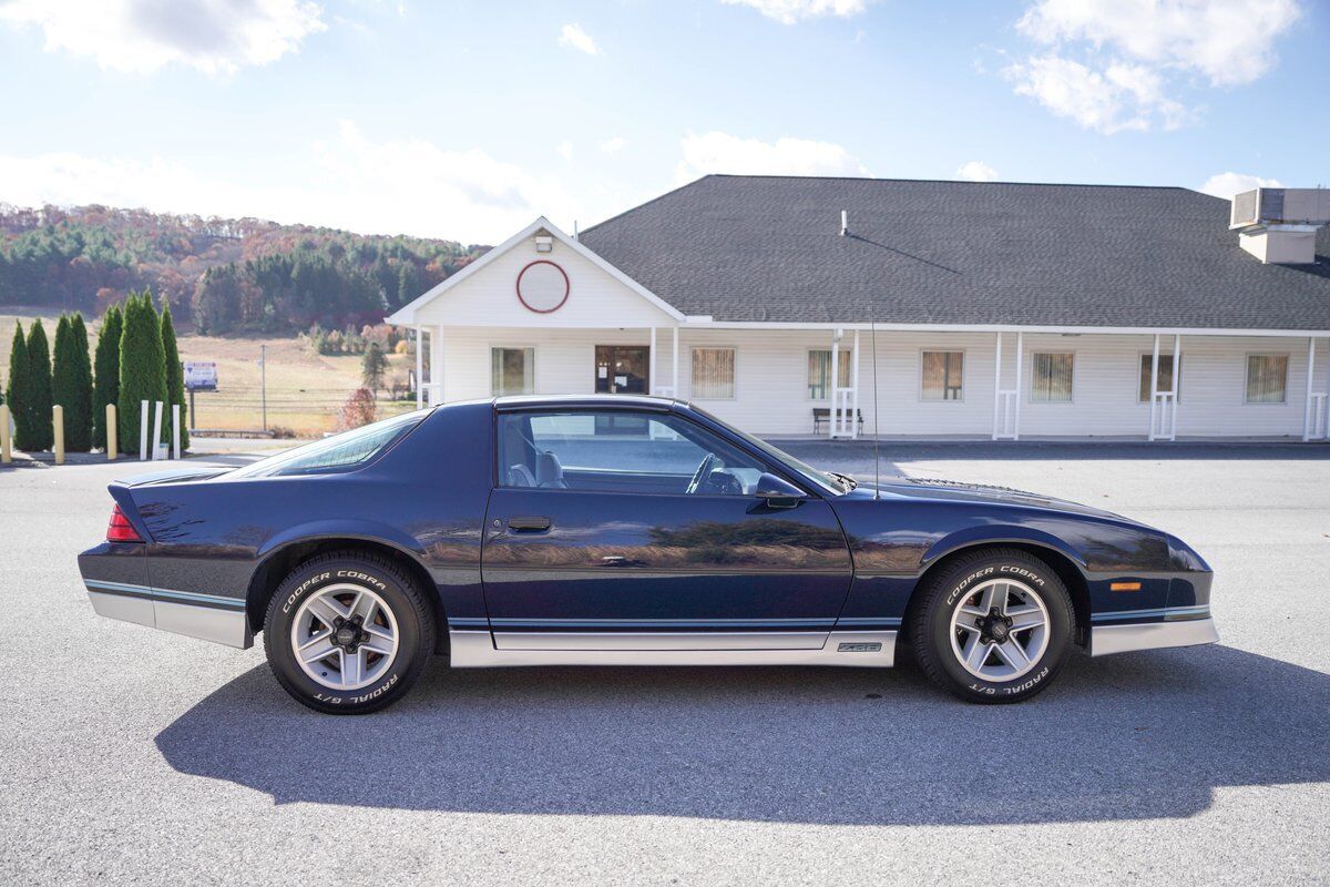 Chevrolet-Camaro-Coupe-1985-10