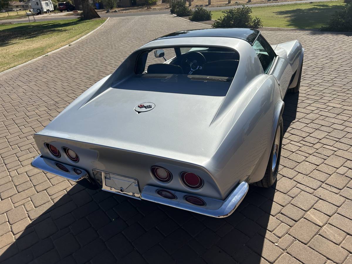 Chevrolet-Corvette-1972-3