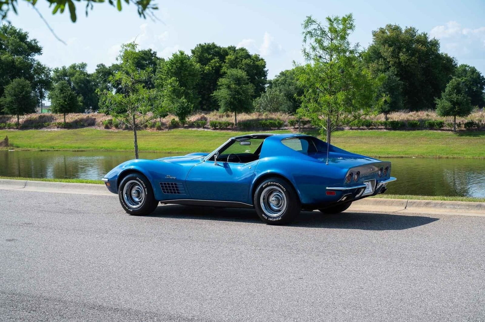 Chevrolet-Corvette-1972-3