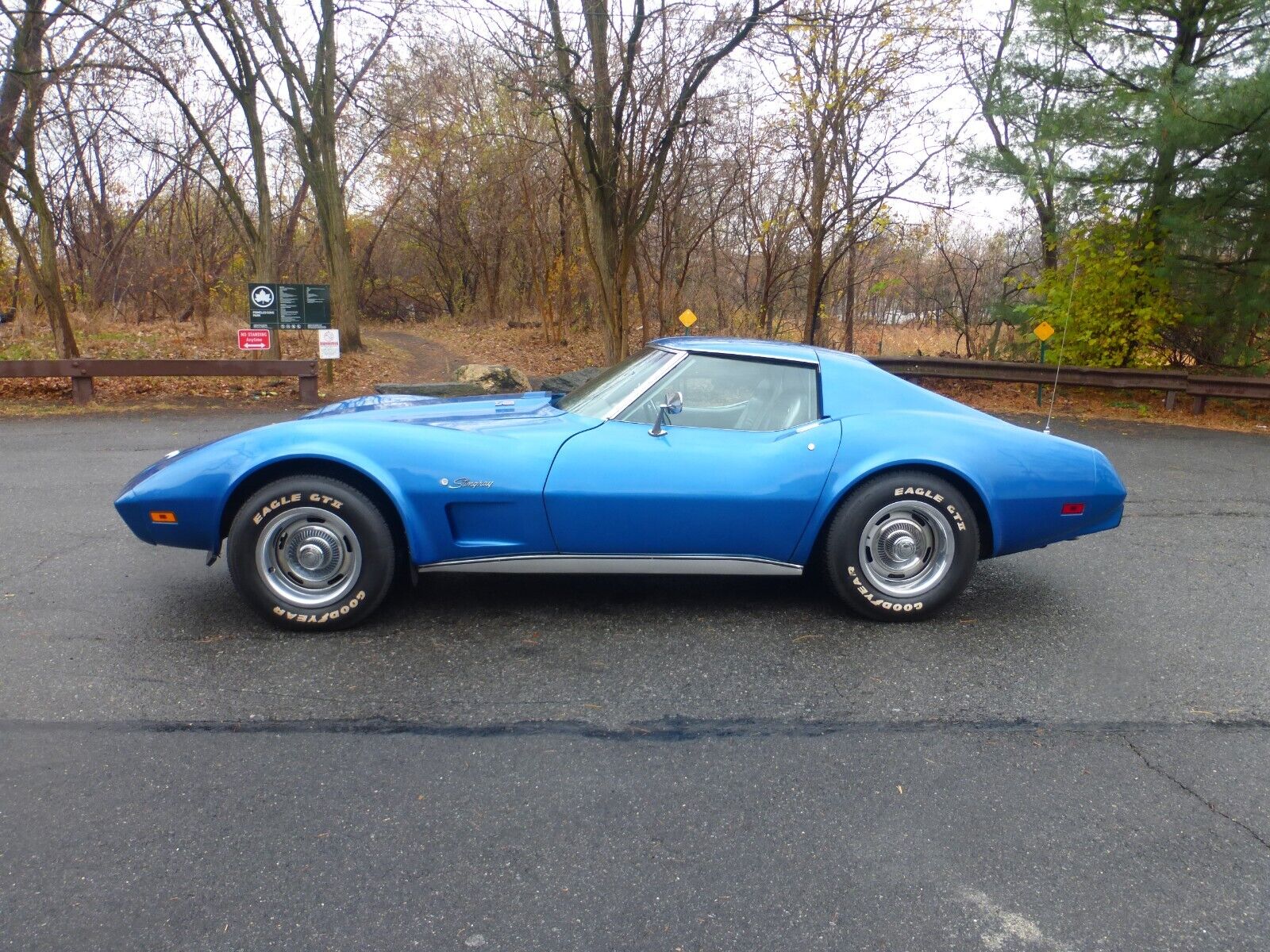 Chevrolet-Corvette-1975-2