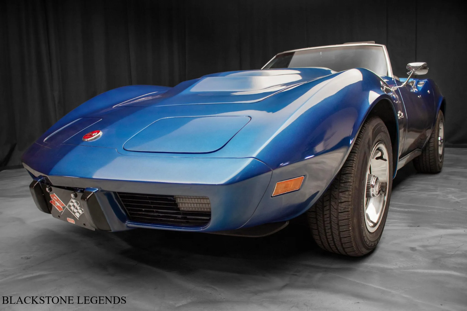 Chevrolet-Corvette-1975-2