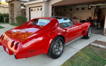 Chevrolet-Corvette-1975-2