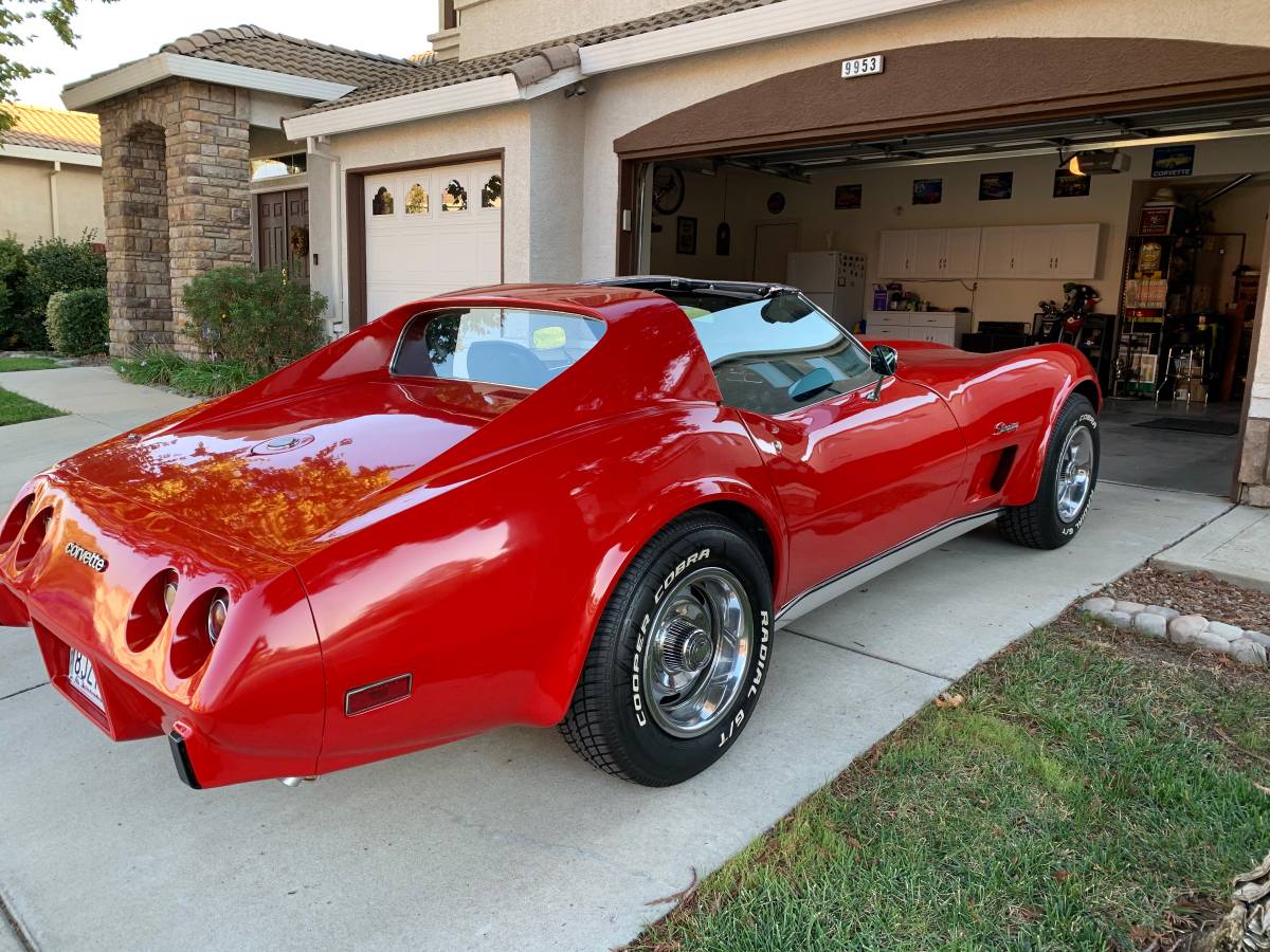 Chevrolet-Corvette-1975-2