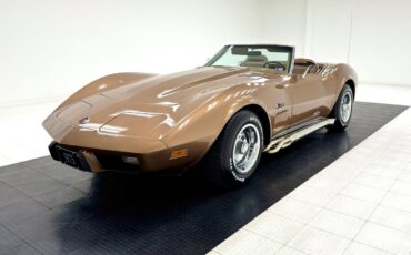 Chevrolet-Corvette-1975-2