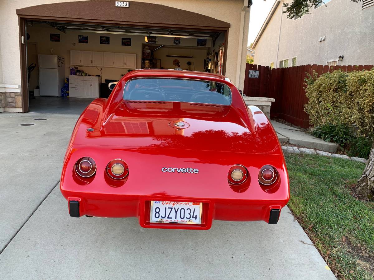 Chevrolet-Corvette-1975-3