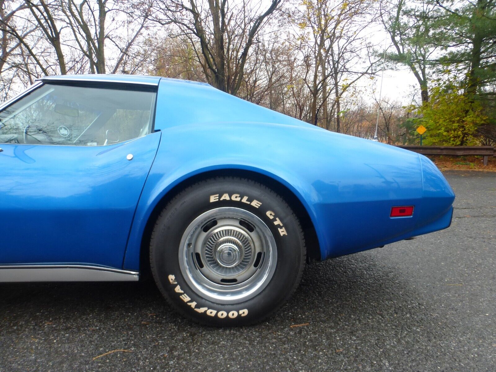 Chevrolet-Corvette-1975-9