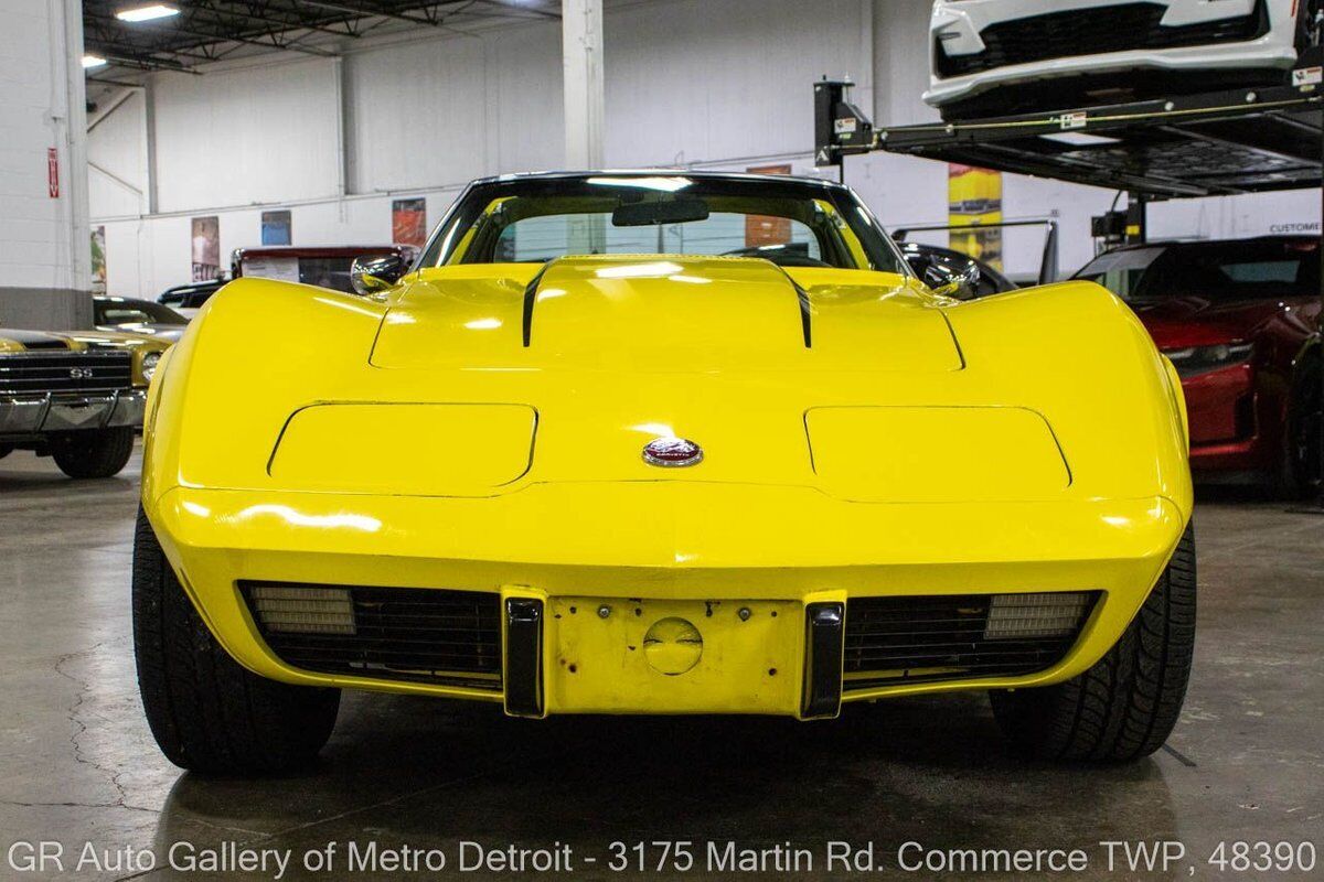 Chevrolet-Corvette-1976-11