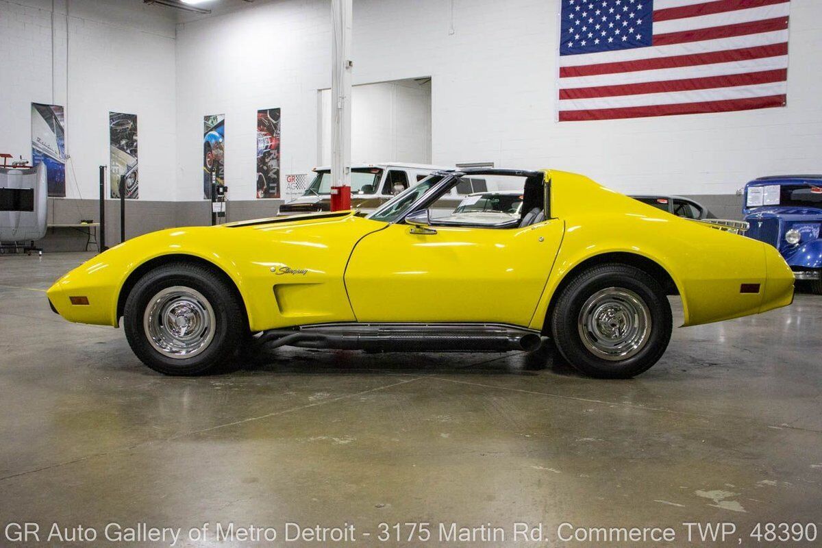 Chevrolet-Corvette-1976-2