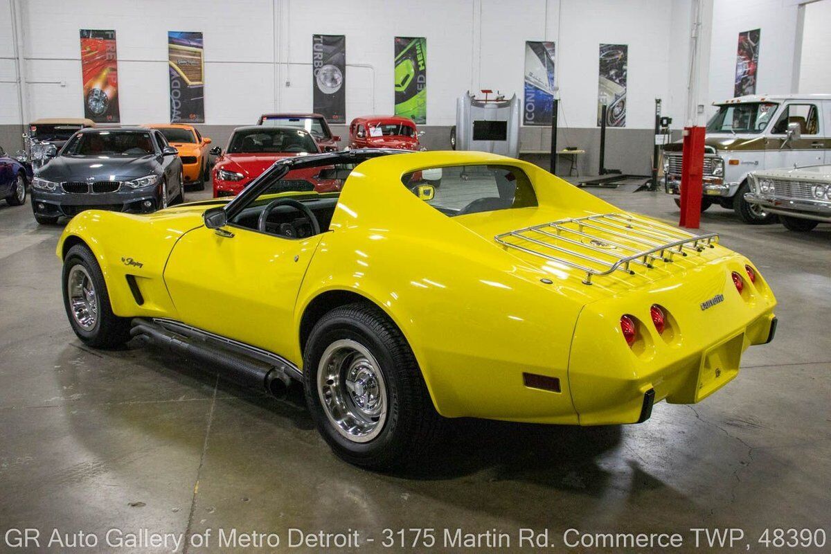 Chevrolet-Corvette-1976-3