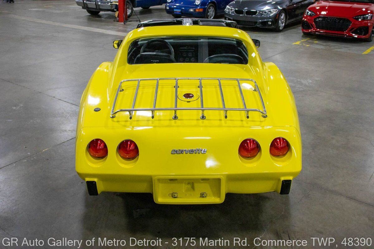 Chevrolet-Corvette-1976-4